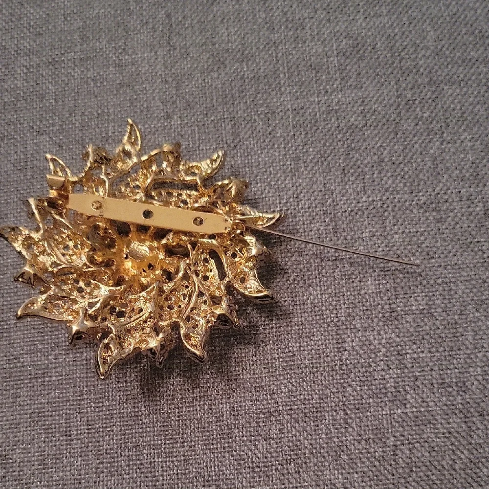 Elegant Gold and Silver Brooch with Pearls